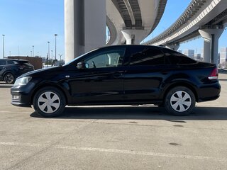 2017 Volkswagen Polo V Рестайлинг, чёрный, 900000 рублей, вид 3