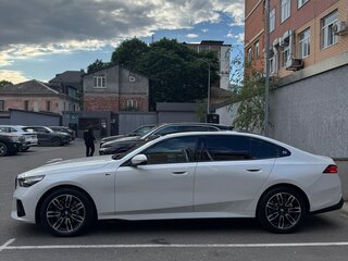2024 BMW 5 серии Long 530Li xDrive VIII (G60/G61/G68), белый, 7500000 рублей, вид 5