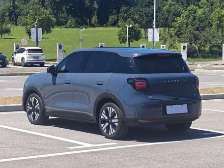 2026 Leapmotor A10 53 kWh, серый, вид 3