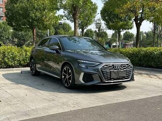 2022 Audi A3 Sportback 35 TFSI IV (8Y), серебристый, 1980000 рублей, вид 3