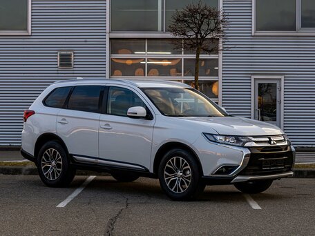2018 Mitsubishi Outlander III Рестайлинг 2, белый, 1495000 рублей, вид 3
