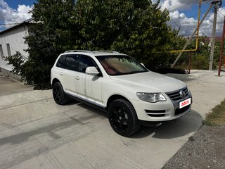 2010 Volkswagen Touareg I Рестайлинг, белый, 2100000 рублей, вид 3