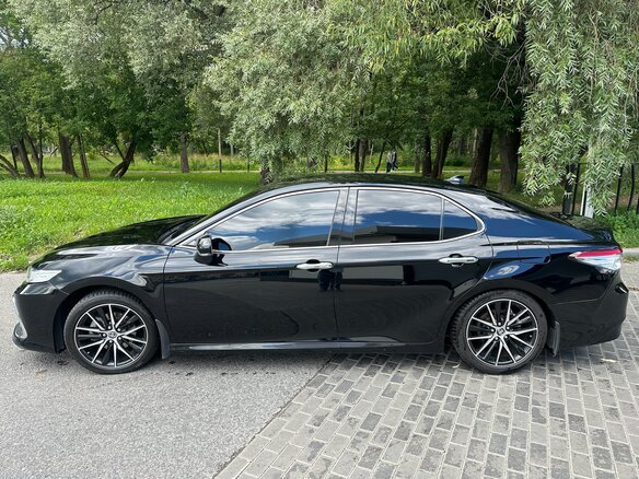 2019 Toyota Camry VIII (XV70), чёрный, 2470000 рублей - вид 3