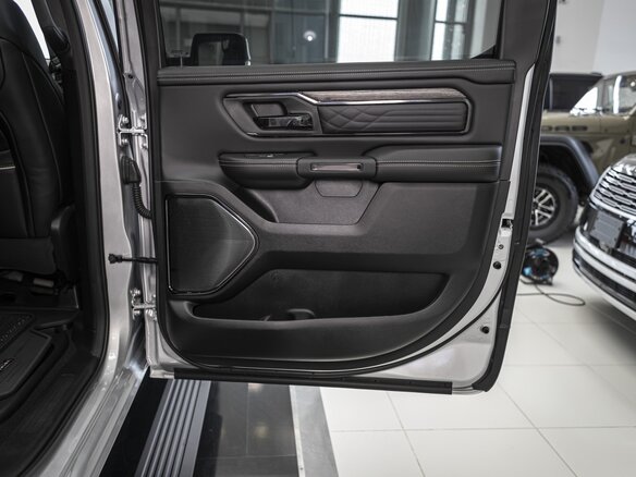 2026 Ram 1500 Crew Cab V Рестайлинг, серебристый, 9390000 рублей - вид 19