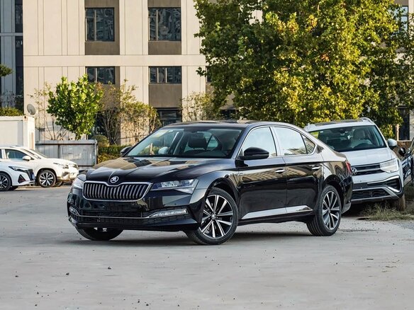 2026 Skoda Superb III Рестайлинг, чёрный, 2780070 рублей - вид 3