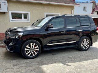 2017 Toyota Land Cruiser 200 Series Рестайлинг 2, чёрный, 4900000 рублей, вид 2