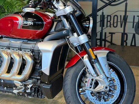 2023 Triumph Rocket 3, красный, 2990000 рублей, вид 2