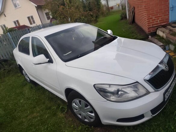 2011 Skoda Octavia II (A5) Рестайлинг, белый - вид 2