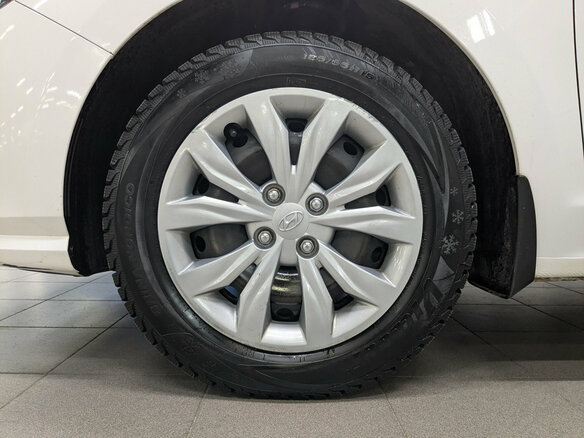 2022 Hyundai Solaris II Рестайлинг, белый, 1460000 рублей - вид 17