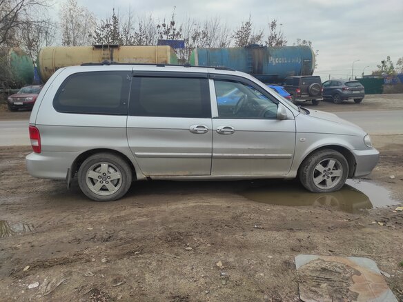2004 Kia Carnival I Рестайлинг, серый, 400000 рублей - вид 1