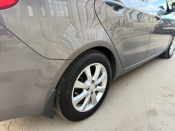 2015 Kia Rio 6-speed III, серый, 900000 рублей - вид 9
