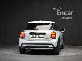 2022 Mini Hatch Cooper III (F55/F56) Рестайлинг 2, белый, 2083000 рублей, вид 3