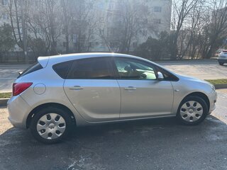 2014 Opel Astra J Рестайлинг, серебристый, 680000 рублей, вид 3