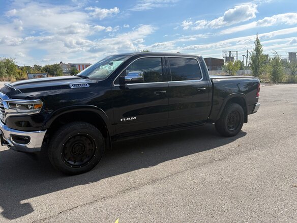 2023 Ram 1500 Quad Cab V, чёрный, 8000000 рублей - вид 4