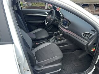 2025 Lada (ВАЗ) Vesta I Рестайлинг (NG), белый, 1233000 рублей, вид 5