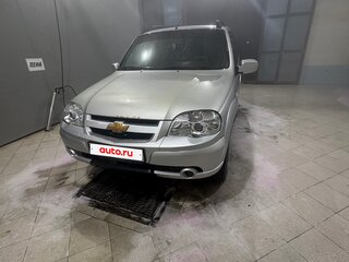2011 Chevrolet Niva I Рестайлинг, серебристый, 515000 рублей, вид 1