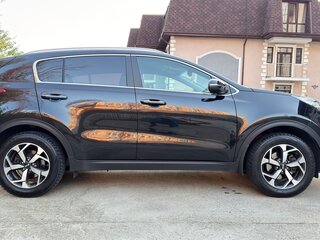 2021 Kia Sportage IV Рестайлинг, чёрный, 2265000 рублей, вид 4