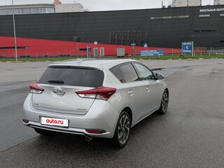 2015 Toyota Auris II Рестайлинг, серебристый, 1450000 рублей, вид 2