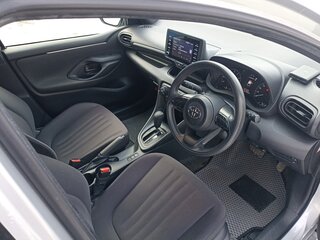 2020 Toyota Yaris IV, серый, 1050000 рублей, вид 5
