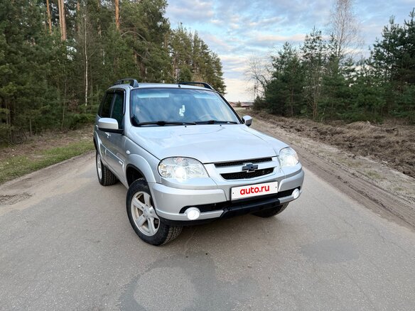 2013 Chevrolet Niva I Рестайлинг, серебристый, 560000 рублей - вид 3