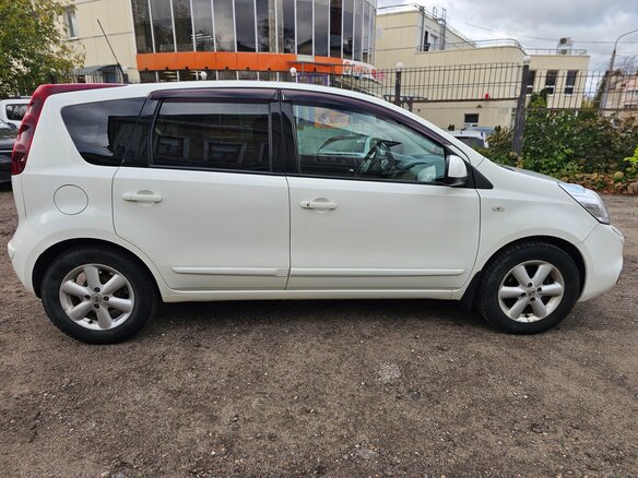 2013 Nissan Note I Рестайлинг, белый, 850000 рублей - вид 8