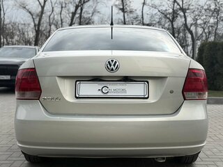 2015 Volkswagen Polo V, серебристый, 700000 рублей, вид 4