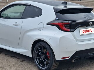 2021 Toyota Yaris IV, белый, 2550000 рублей, вид 3