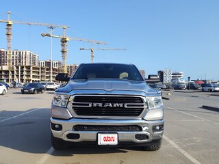 2021 Ram 1500 Crew Cab eTorque V, серебристый, 7000000 рублей, вид 3
