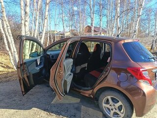 2014 Toyota Vitz III (XP130) Рестайлинг, коричневый, 650000 рублей, вид 2