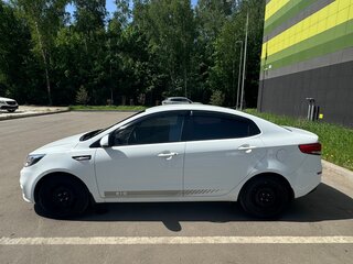 2017 Kia Rio III Рестайлинг, белый, 950000 рублей, вид 4
