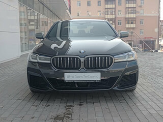 2021 BMW 5 серии M550i xDrive VII (G30/G31/G38) Рестайлинг, серый, 7300000 рублей, вид 2