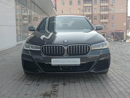 2021 BMW 5 серии M550i xDrive VII (G30/G31/G38) Рестайлинг, серый, 7300000 рублей, вид 2