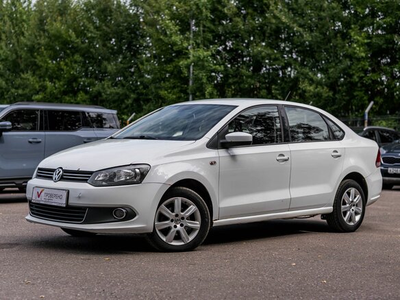 2014 Volkswagen Polo V, белый, 590000 рублей