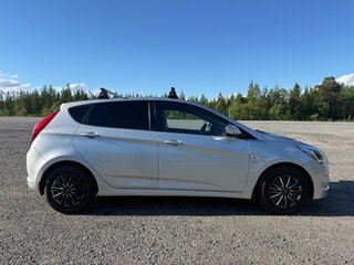 2014 Hyundai Solaris I Рестайлинг, серебристый, 850000 рублей, вид 2