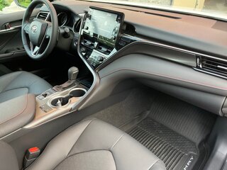 2021 Toyota Camry VIII (XV70) Рестайлинг, белый, 5500000 рублей, вид 4