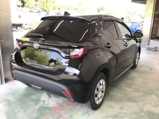 2022 Toyota Yaris IV, чёрный, 1160000 рублей, вид 3