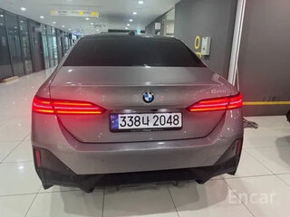 2025 BMW 5 серии 520i VIII (G60/G61/G68), серебристый, 6589191 рублей, вид 4