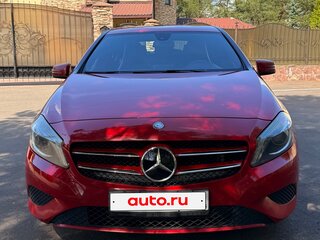2014 Mercedes-Benz A-Класс 180 III (W176), красный, 1350000 рублей, вид 3