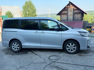2018 Toyota Voxy III (R80) Рестайлинг, серый, 1700000 рублей, вид 3