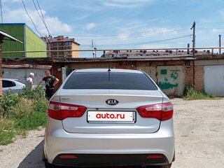 2013 Kia Rio III, серебристый, 900000 рублей, вид 4