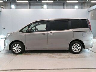 2017 Toyota Noah III (R80) Рестайлинг, серебристый, 1625000 рублей, вид 4