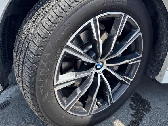 2021 BMW X6 40i III (G06), белый, 7500000 рублей - вид 8