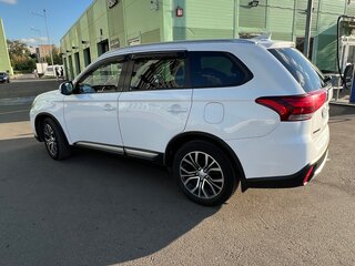 2018 Mitsubishi Outlander III Рестайлинг 2, белый, 1950000 рублей, вид 4