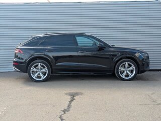 2021 Audi Q8 45 TDI I (4M), чёрный, 7390000 рублей, вид 3