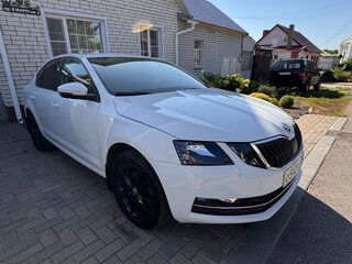 2017 Skoda Octavia III (A7) Рестайлинг, белый, 1600000 рублей, вид 3