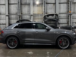 2019 Audi Q8 55 TFSI I (4M), серый, 5300000 рублей, вид 3