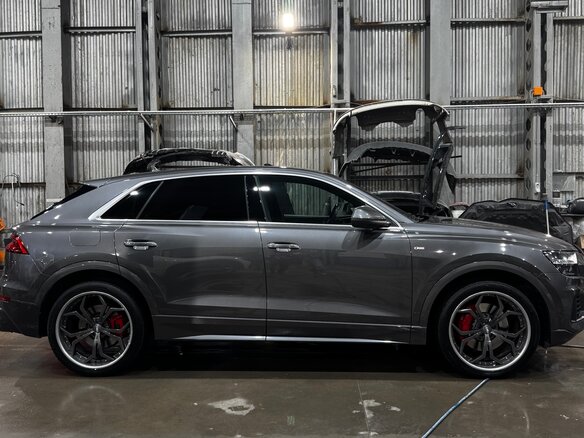 2019 Audi Q8 55 TFSI I (4M), серый, 4990000 рублей - вид 2