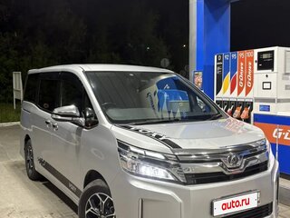 2018 Toyota Voxy III (R80) Рестайлинг, серебристый, 2189000 рублей, вид 3