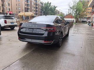 2024 Skoda Superb IV, чёрный, 4214227 рублей, вид 4