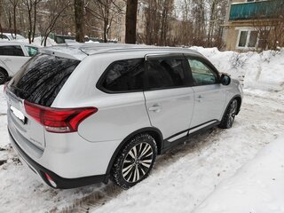 2020 Mitsubishi Outlander III Рестайлинг 3, серебристый, 2150000 рублей, вид 4